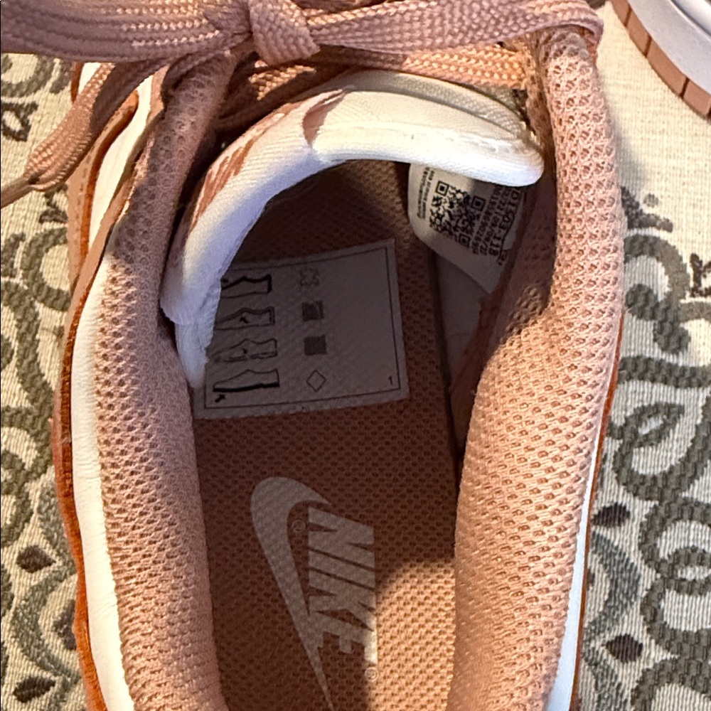 Nike Women's Rose and White Sneakers size 8 - Picture 5 of 10